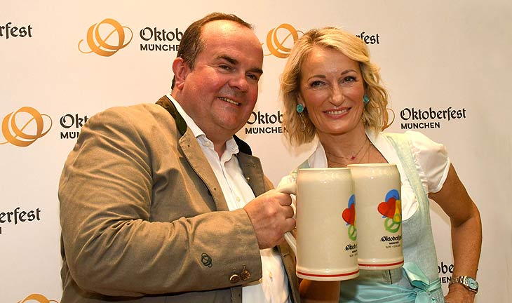 Clemens Baumgärtner, Monika Gruber bei der Wiesnkrug 2023 Vorstellung am 24.08.2023 (©Foto: Ingrid Grossmann)